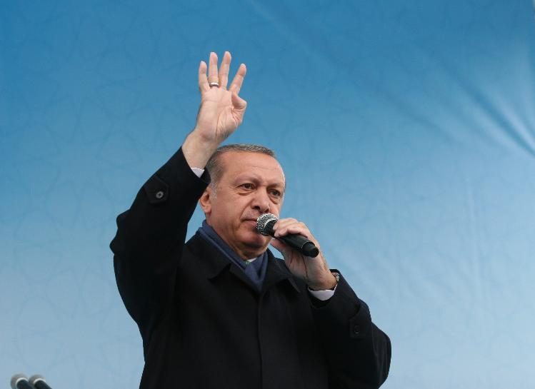 2002 yılından bu yana 15 yılda 14. kez Ordu’ya gelen Cumhurbaşkanı Erdoğan’ı ağırlayan on binlerce Ordulu, yağan yağmura rağmen meydanı doldurdu