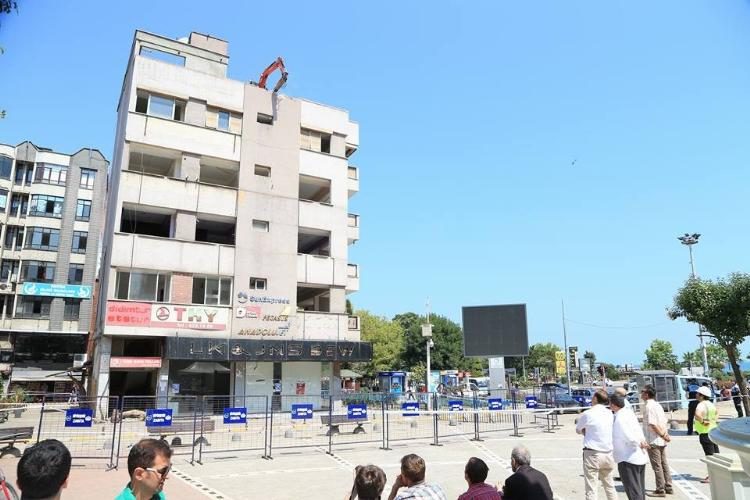 Cumhuriyet meydanı projesi'nde ikinci binanın yıkımına başlanıldı