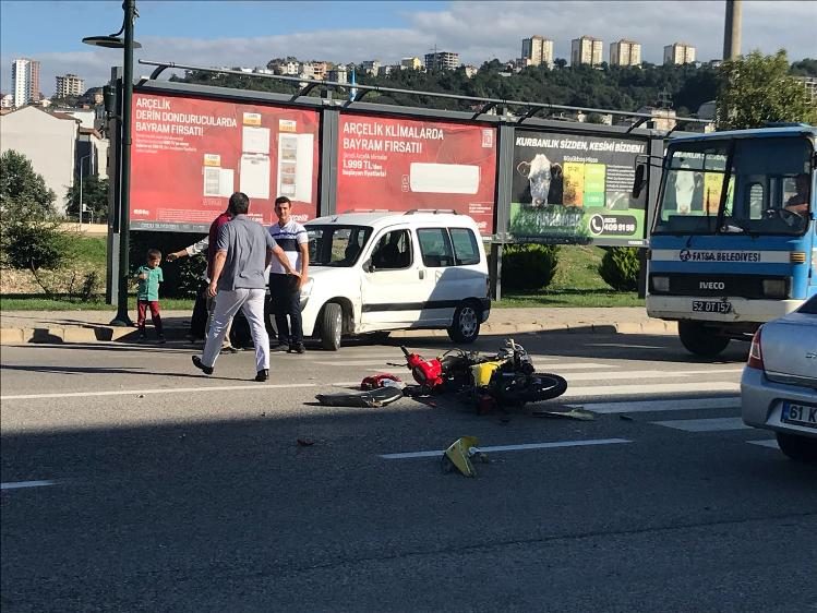 Kamyonetle ile motosiklet çarpıştı: 1 Yaralı