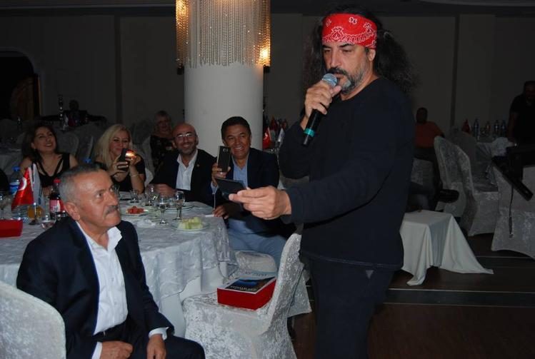 Pop sanatçısı Çelik'i bazı hayranları "Serdar Ortaç" sandı