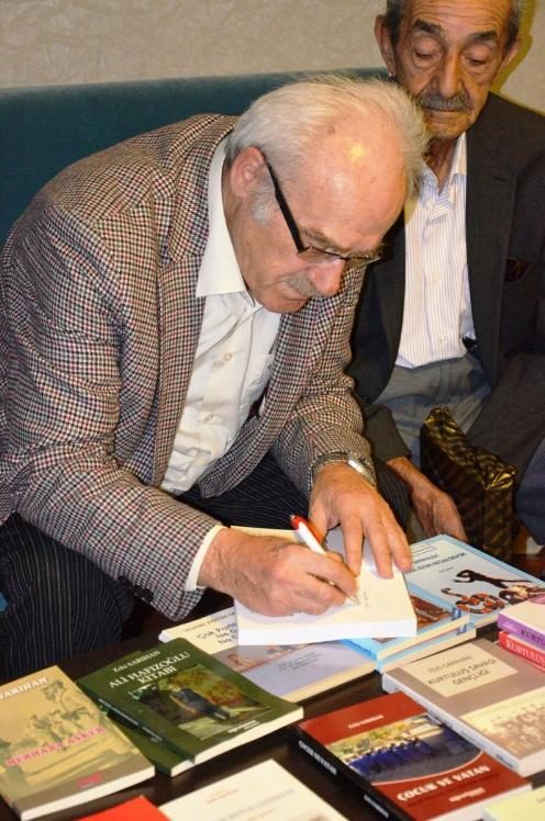 Yazar Zeki Sarıhan kitaplarını imzaladı