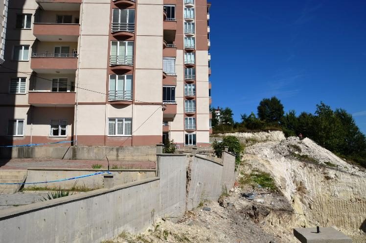 Kazı sırasında toprak kaydı, 56 dairelik site boşaltıldı