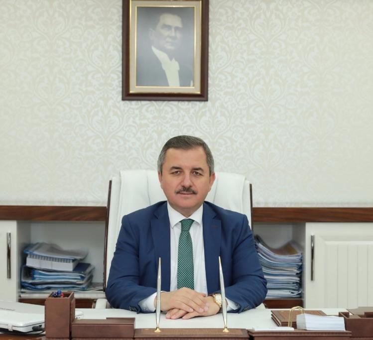 Kırsalda beton yol çalışmaları ediyor