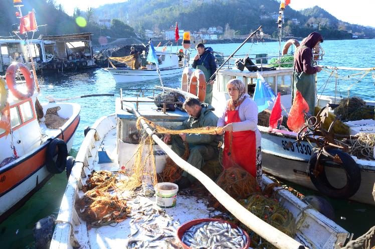 Karadenizli balıkçıların en büyük yardımcıları eşleri