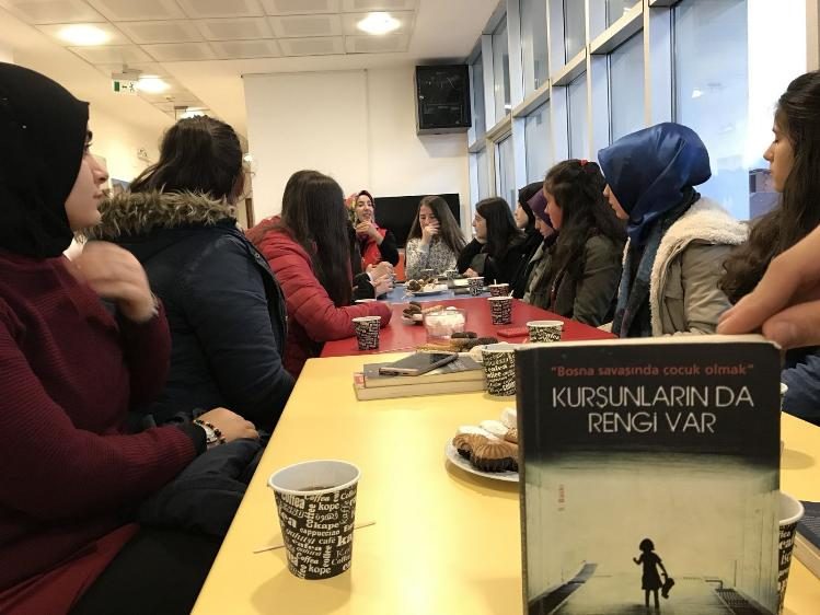 Fatsalı gençler kitap okuyor