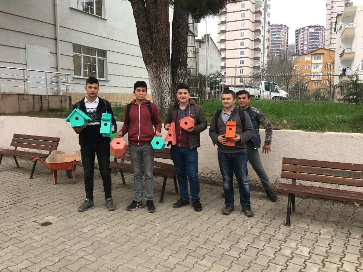 Kuşlar ister, öğrenciler yapar... Öğrenciler kuşlar için yuva yapıp yem bıraktı