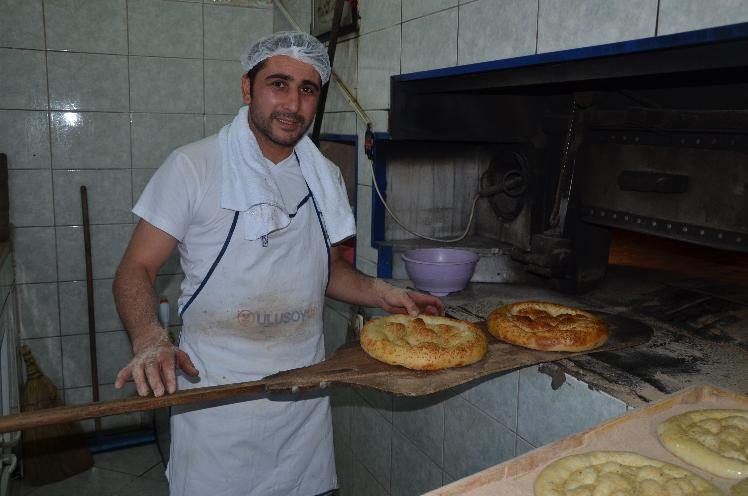 200 derecede çalışan fırının başında oruç tutuyorlar