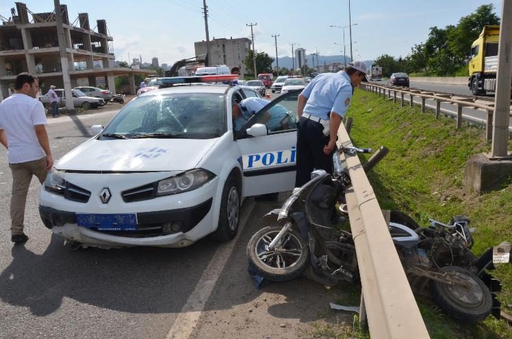 Polis aracı motosiklete çarptı: 1 ağır yaralı