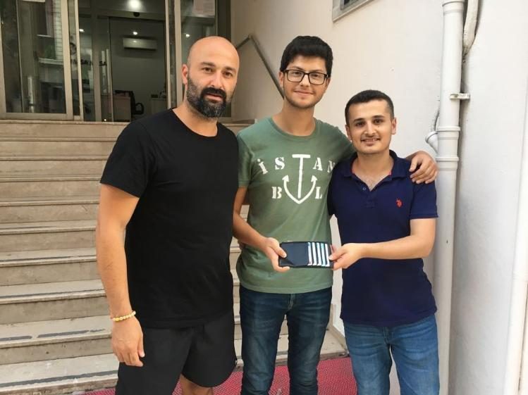 Buldukları içi para dolu cüzdanı sahibine teslim ettiler