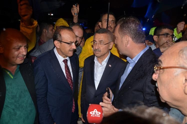 Cumhurbaşkanı yardımcısı Fuat Oktay sel mağdurlarını ziyaret etti