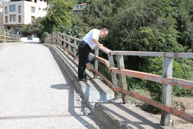 Yıkılma riskine karşı trafiğe kapatıldı