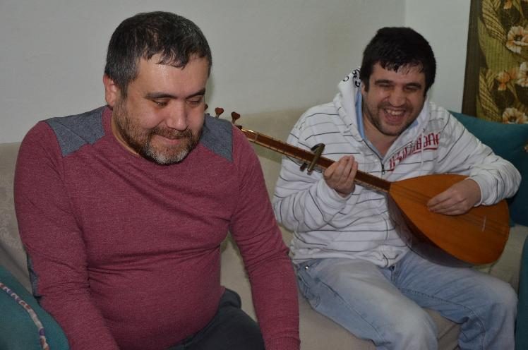 Görme engelli müzisyen kardeşler 600 türküyü ezbere biliyor