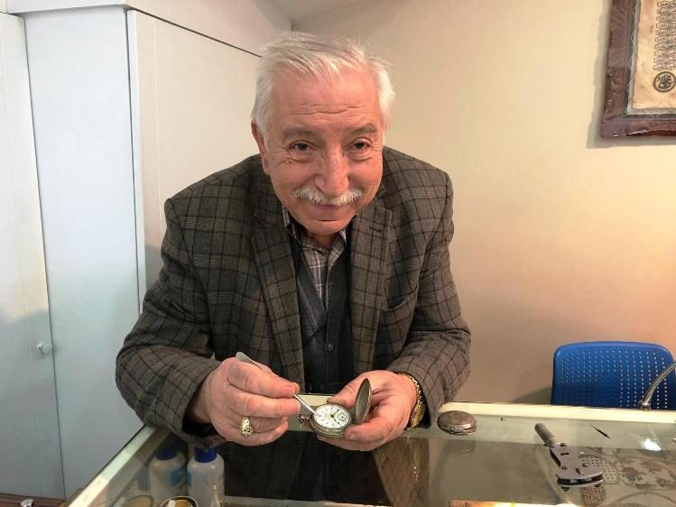 Ömrünü saatlere verdi
