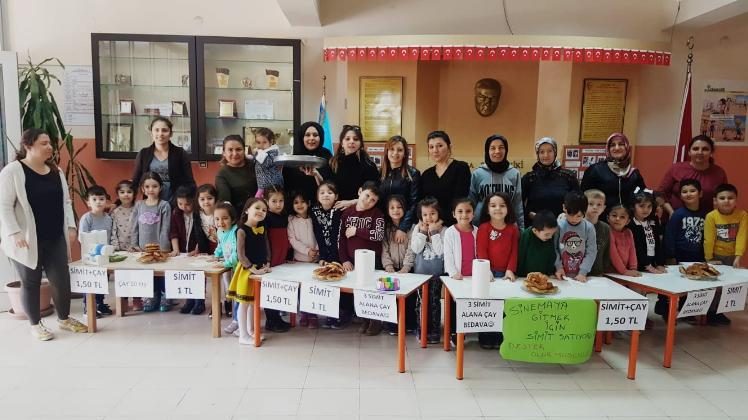 Sinemaya gitmek için okulda simit sattılar