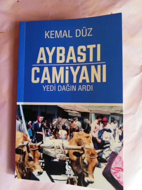 Yazar Düz kitabını imzaladı