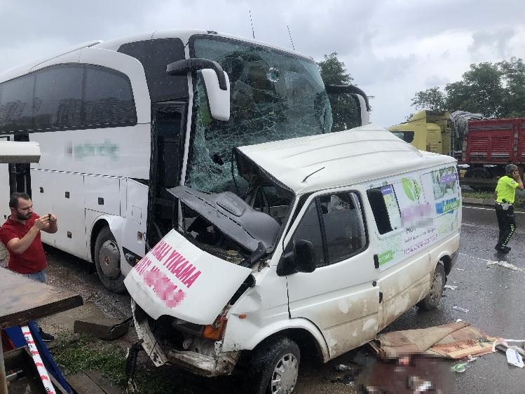 Yolcu otobüsü ile minibüs çarpıştı: 4 ölü, 11 yaralı
