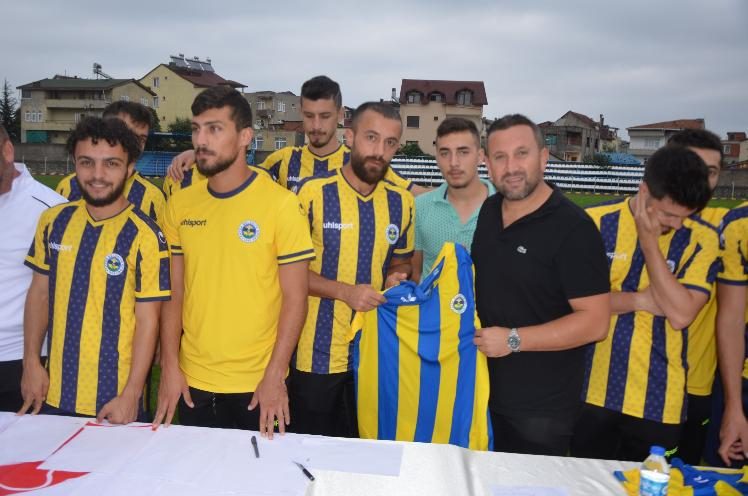 5 teknik heyet ve 28 futbolcuya aynı anda imza töreni gerçekleşti
