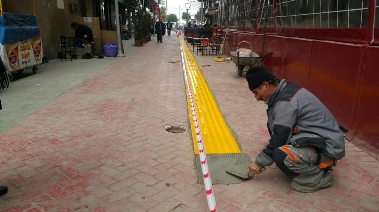 İlçemizde Görme Engelliler İçin Kabartmalı Yollar Yapılıyor
