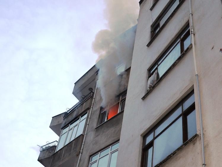 Hayat arkadaşını, alevleri hiçe sayarak kurtardı