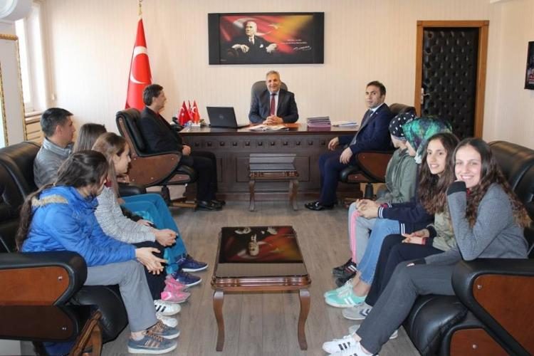 KAYMAKAMDAN BAŞARILI ÖĞRENCİLERE KİTAP