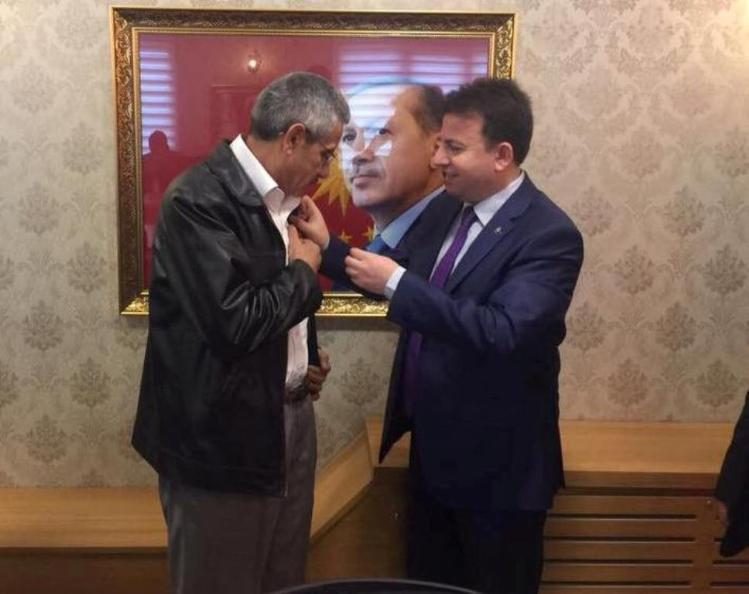 40 KİŞİYE PARTİ ROZETİ TAKILDI