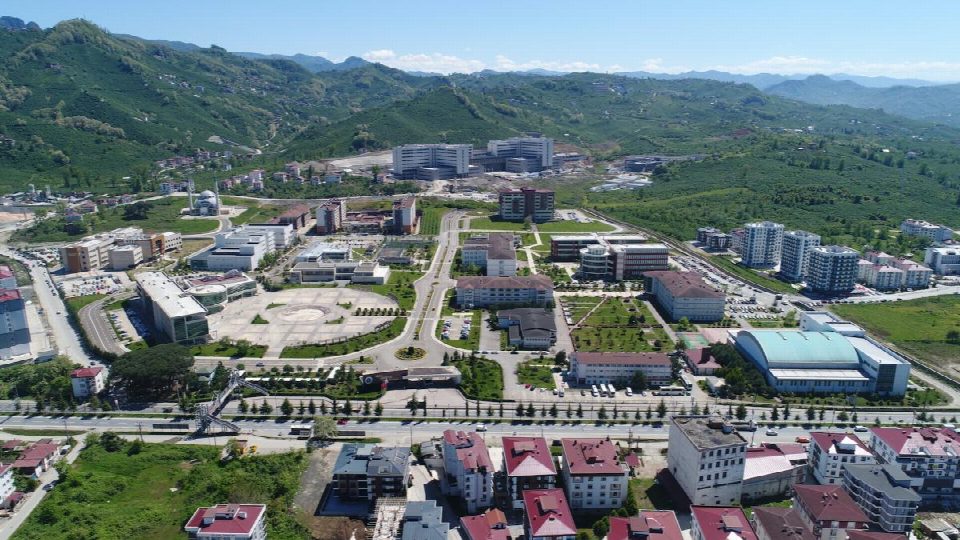 ODÜ, Öğrenci memnuniyetinde liderliğini sürdürüyor: Türkiye genelinde 11’inci, Karadeniz bölgesi’nde 1’inci sırada