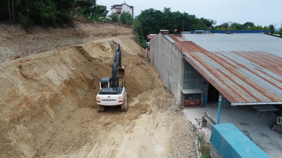 Büyük sanayi sitesinde yol açma çalışması hız kazandı