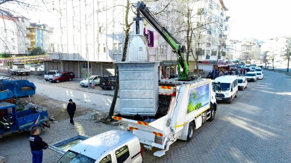 Yer altı konteynırlarından çöp toplama işi başladı