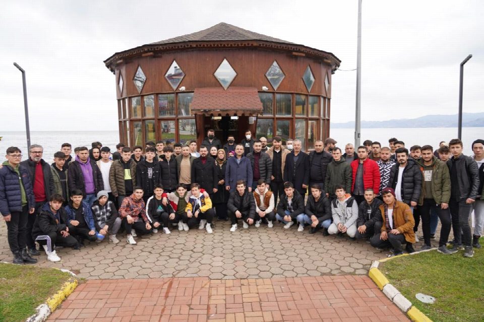 Gençlerle çay ve simitli keyifli sohbet
