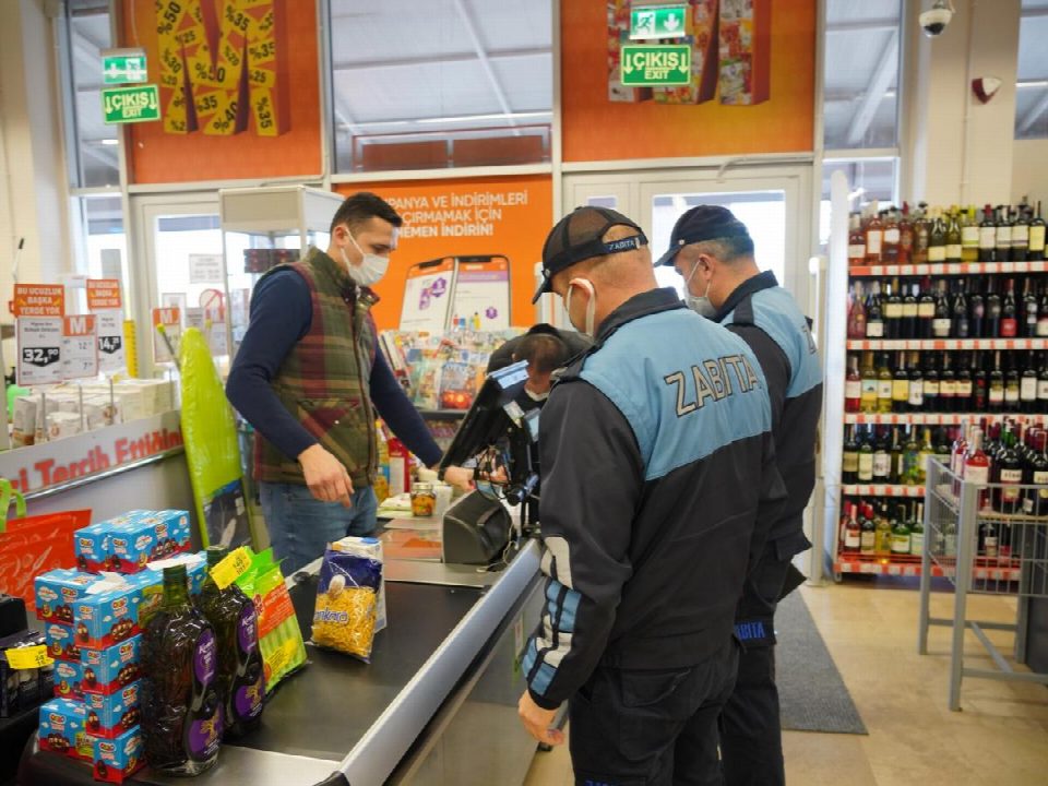 Zabıta ekiplerinden marketlerde fiyat etiketi denetimi