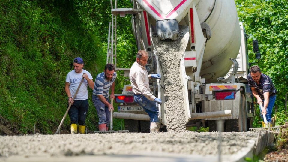 Uzundere mahallemizde 2,25 km'lik beton yol