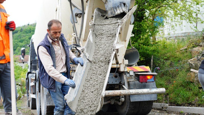 Konforlu beton yola kavuşan Saraytepe sakinleri rahat bir nefes aldı