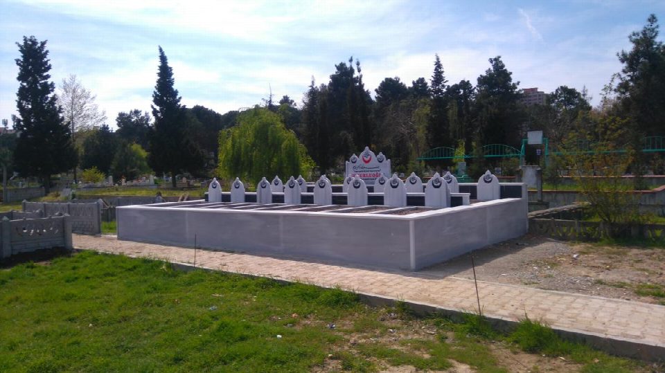 İki katlı aile mezarlığı yaptırdılar