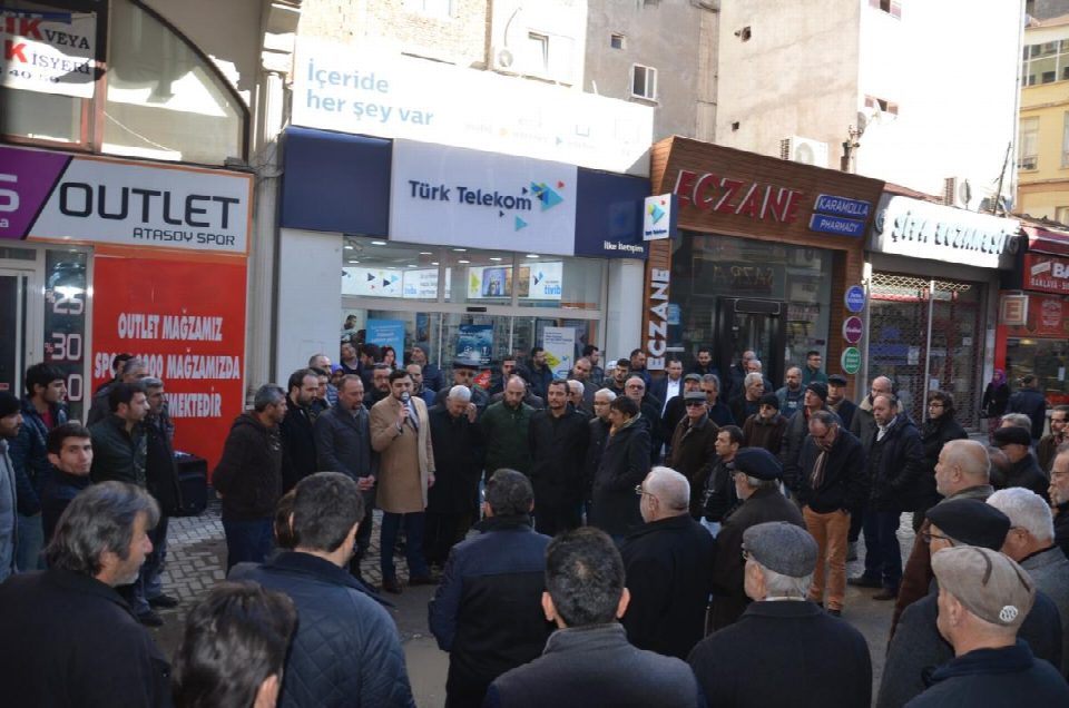CHP İlçe Başkanı Onur Çam ve partililer Reşadiye Caddesi’nde açıklamada bulundular