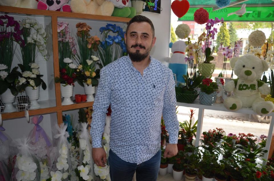 Tuğrul Hamzaçebioğlu: "Çiçeklerin mevsim geçişinde dikkat edin"