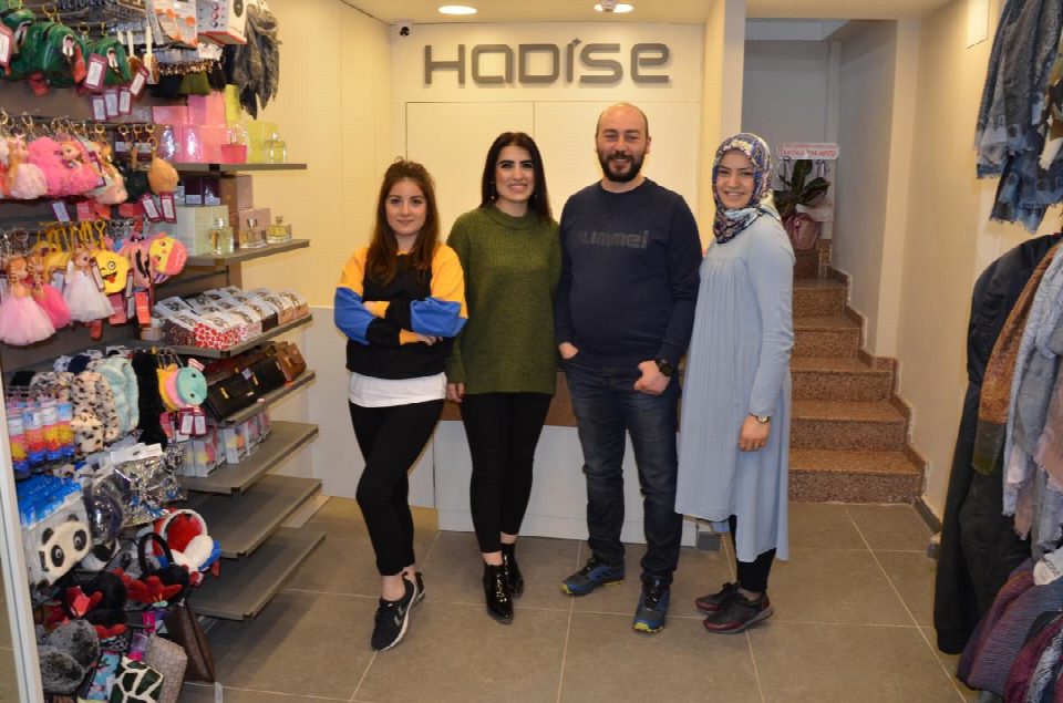 Hadise Bayan giyim açıldı