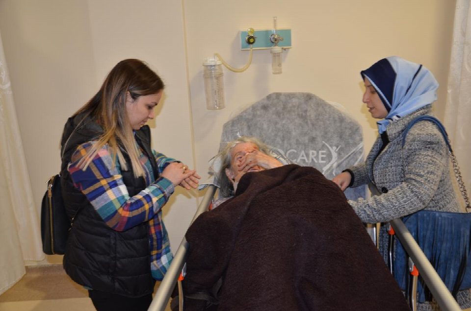 Üçüz Ninelerin Hacer'i Trafik Kazası Geçirdi