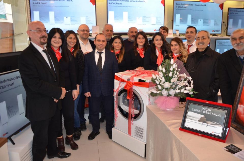 Arçelik Fatsa’da ‘Yılın Emekli Öğretmenini’ seçti