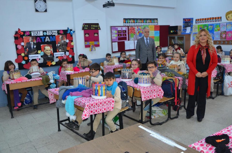 Asker ağabeyleri için atkı ve bere örüyorlar