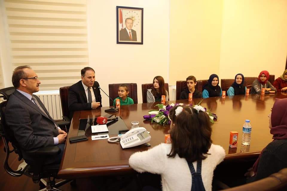 Vali Yavuz, "Dyned Konuşturur" Projesinde Başarılı Olan Öğrencileri Ödüllendirdi