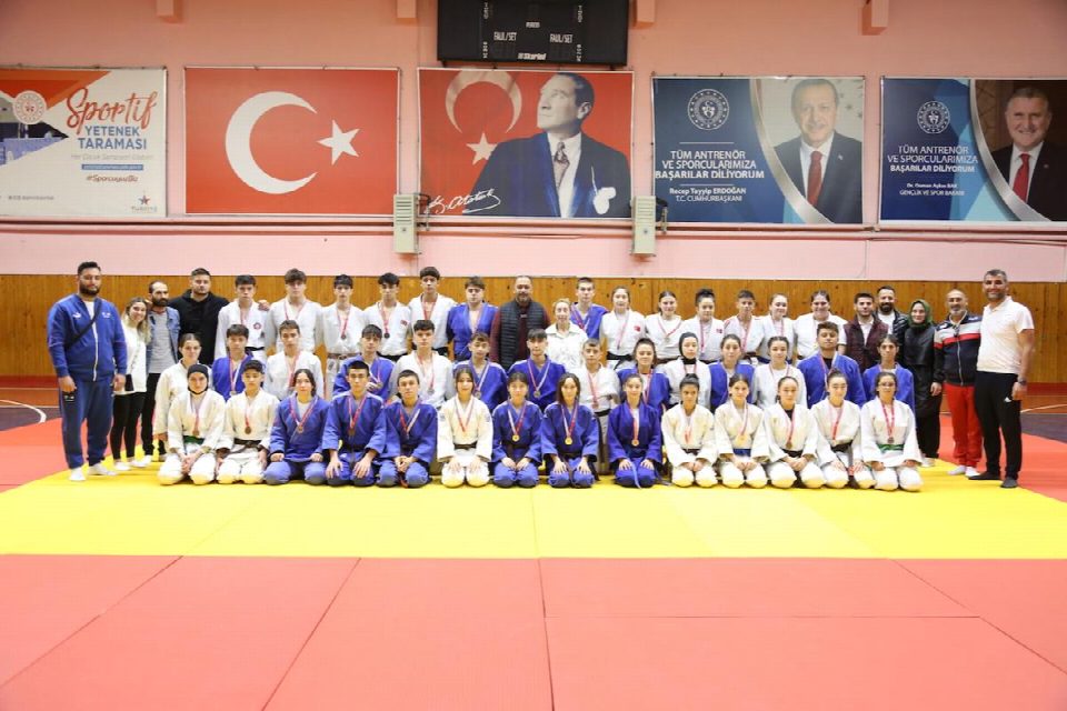 Judo müsabakaları nefes kesti