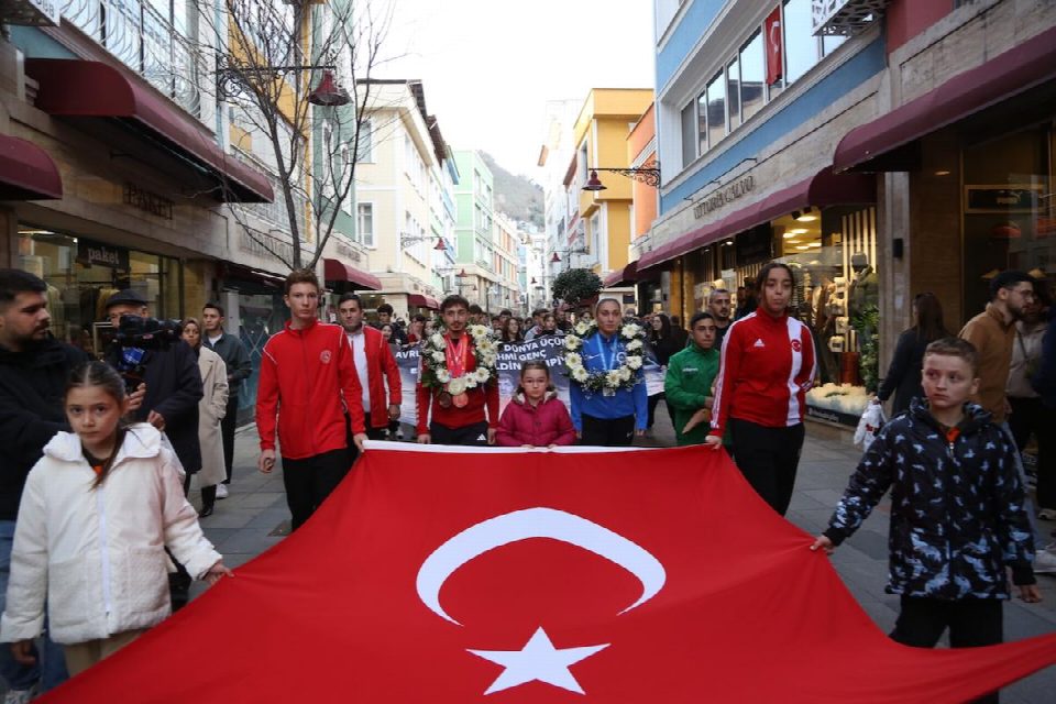 ORDU, ŞAMPİYONLARI COŞKUYLA KARŞILADI