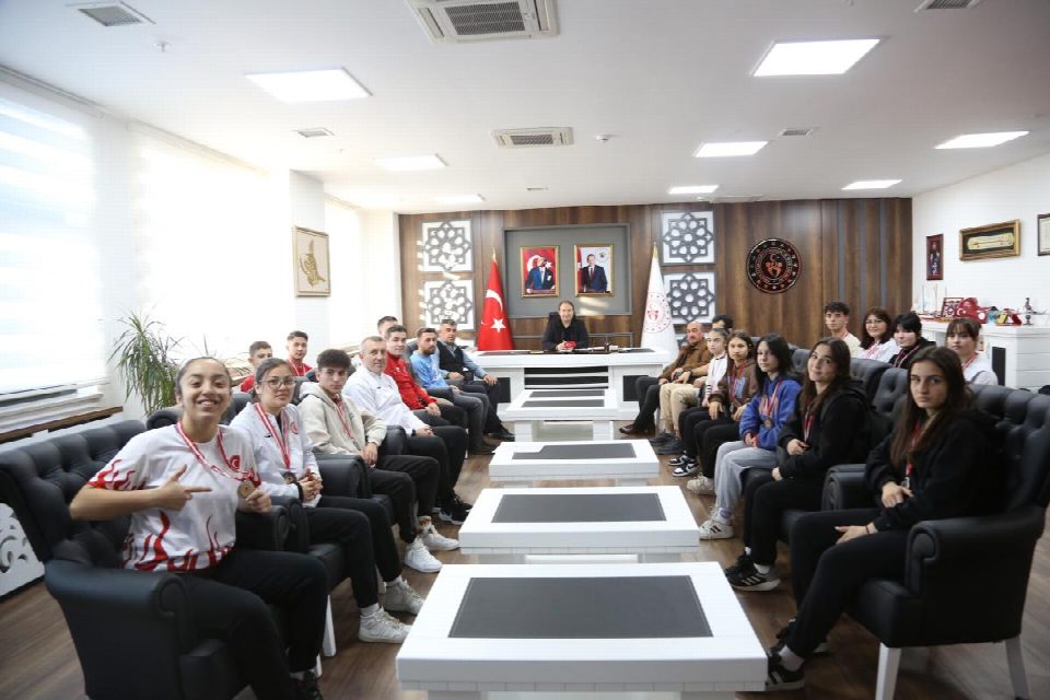 Şampiyon boksörlerden Genç’e ziyaret