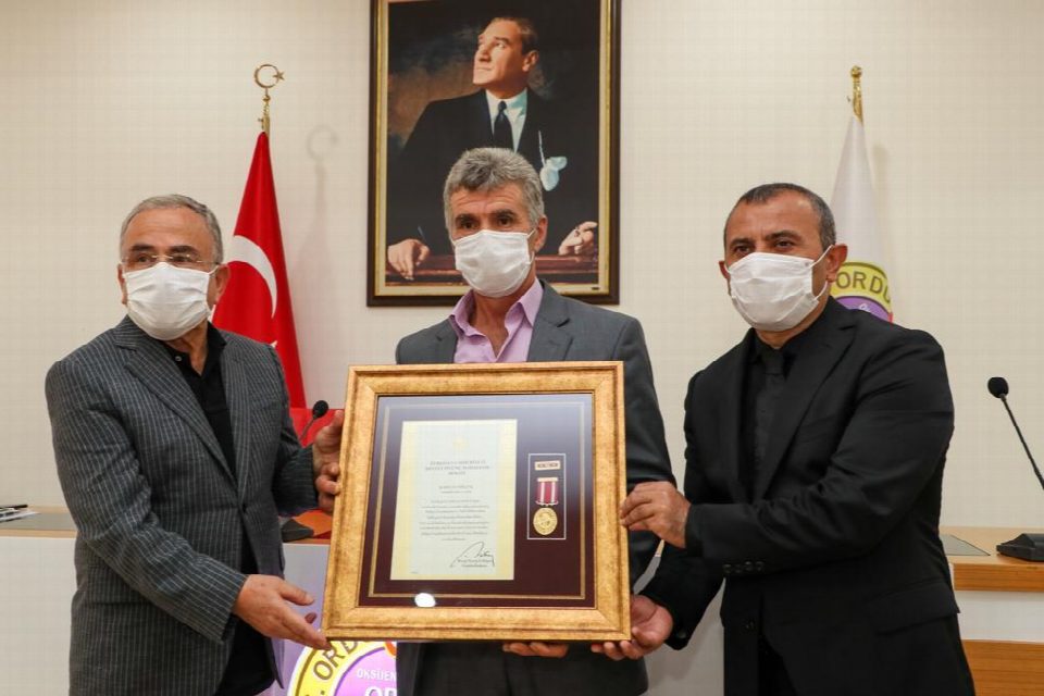 Şehit ailelerine ve gazilerimize, devlet övünç madalyası ve beratı tevcih edildi