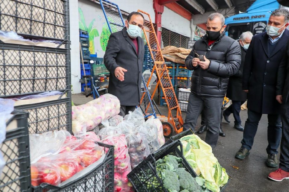 Vali Sonel, sebze ve meyve hali esnafını ziyaret etti