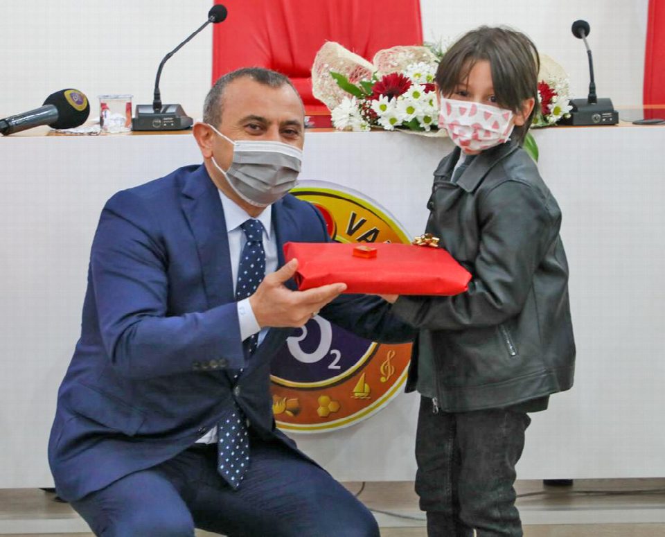 En çok kitap okuyanlar Vali Sonel tarafından ödüllendirildi