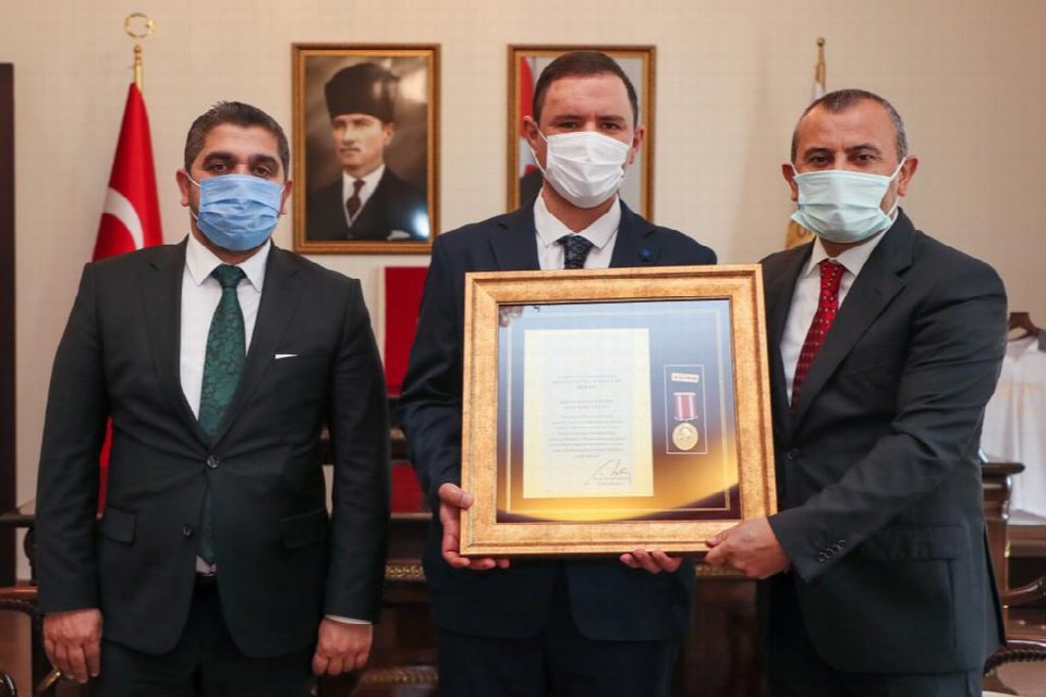 Vali Sonel, Gazimiz J. Uzm. Onb. Bedri Uğurlu’ya Devlet Övünç Madalyası ve Beratı’nı Ttakdim etti