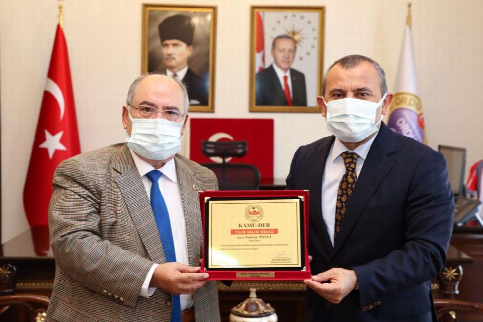 Kamu-Der’den Vali Sonel’e “Yılın en başarılı Valisi” ödülü