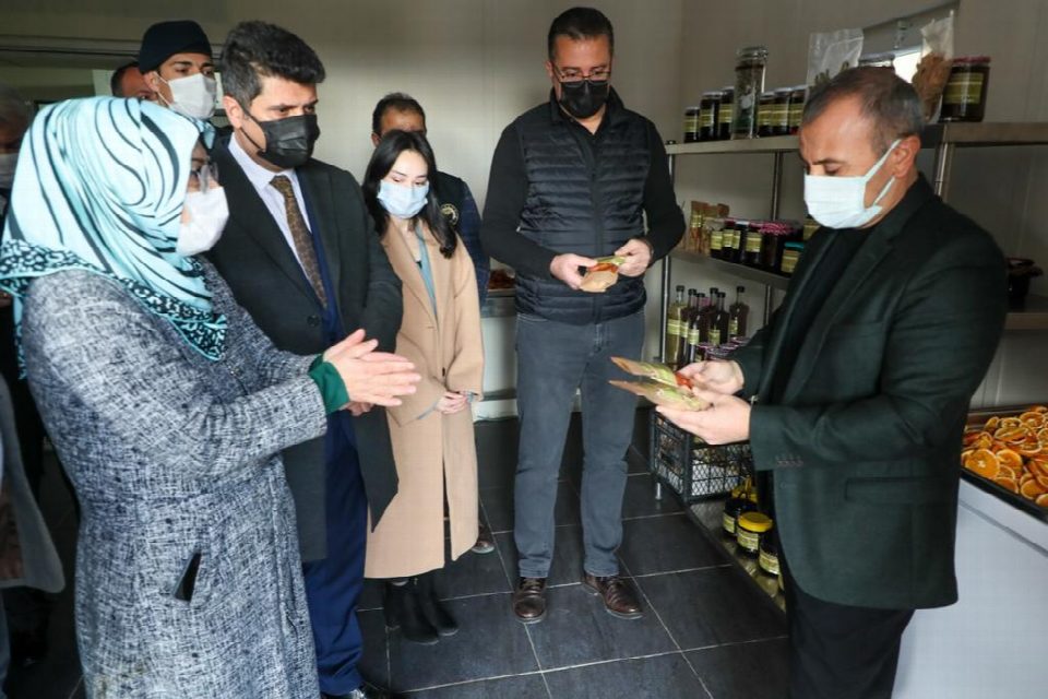 Vali Sonel, kadın girişimcilerin üretimlerini yerinde gördü