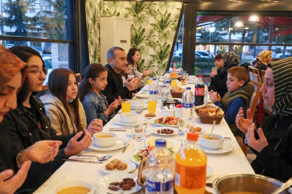 Vali Sonel, İftar Yemeğinde Yetim ve Öksüz evlatlarımızla bir arada oldu